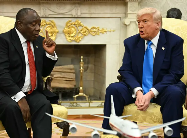Onyeisiala mba Amerịka bụ Donald Trump zutere Onyeisiala mba Saụt Afrịka bụ Cyril Ramaphosa  n'ụlọọrụ Onyeisiala mba Amerịka na Washington, DC, na Mee 21, 2025
