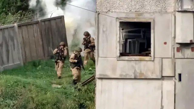 Военные за зданием