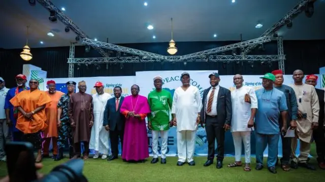 Foto ndị na-azọ ọkwa gọvanọ, Bishọpụ Kukah na ndị ọzọ bịara mmemme ahụ