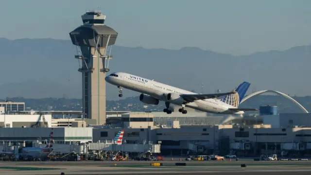 Ụgbọelu United Airlines na-efepụ n'ọdọụgbọelu