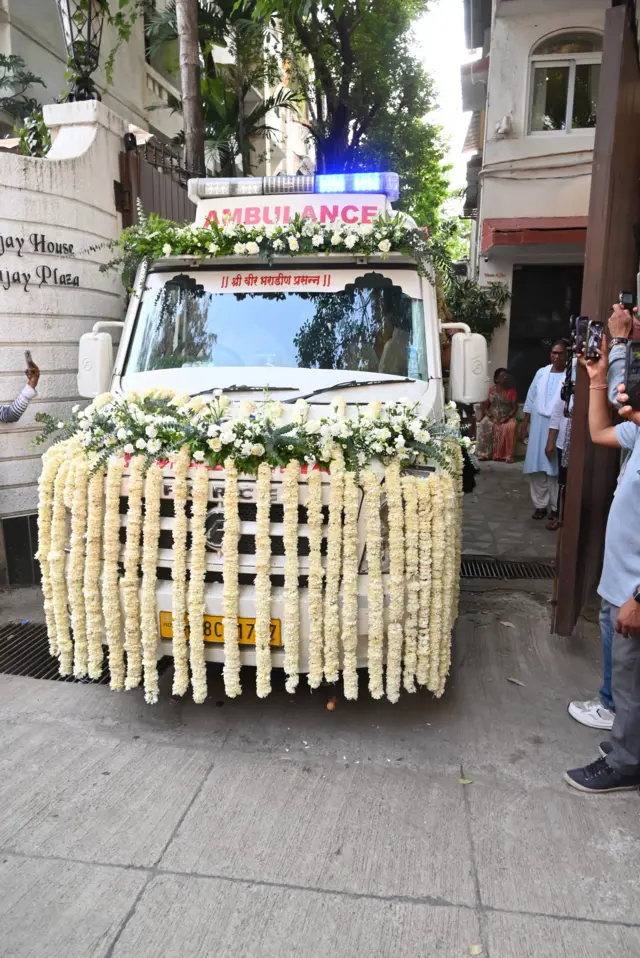 ज़रीन ख़ान का अंतिम संस्कार