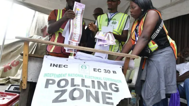Ndị ọrụ INEC na-ekiri akwụkwọ e ji tụọ vootu na ntuliaka