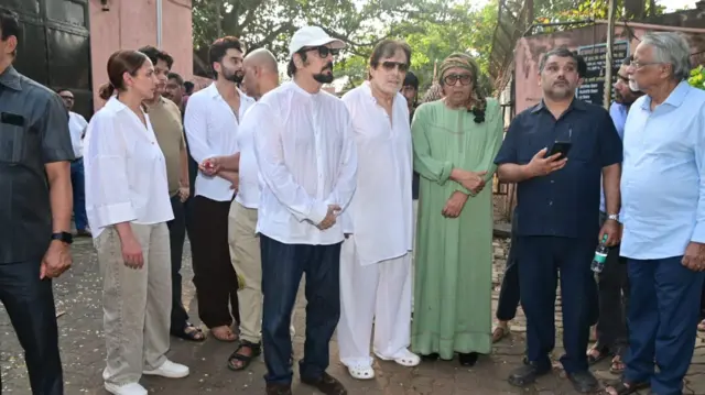 ज़रीन ख़ान का अंतिम संस्कार