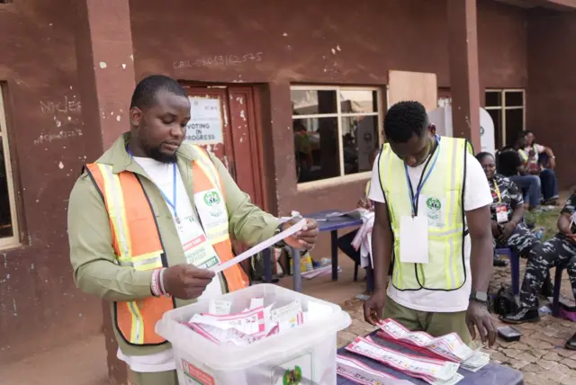 Foto as dem dey sort di votes for Awka South for Anambra state