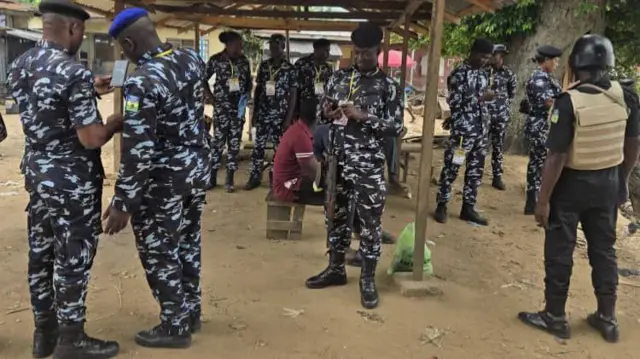 Police officers dey monitor election