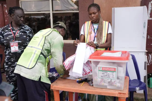 Foto of how di vote counting and sorting dey hapun for Anambra election