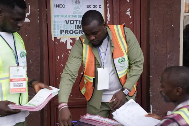 Foto as dem dey sort di votes for one polling unit for Awka South