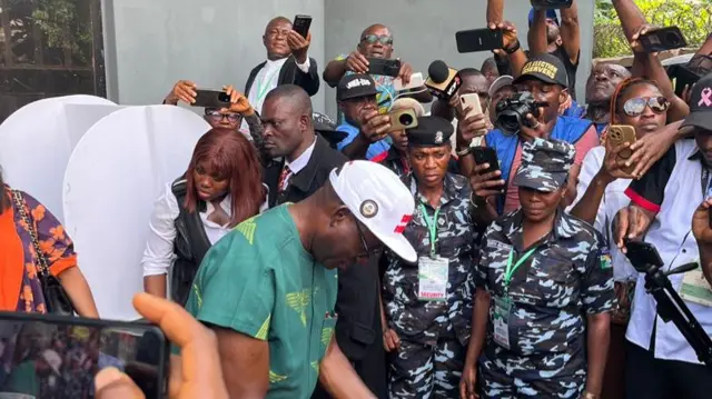 Govnor Charles Soludo dey cast im vote