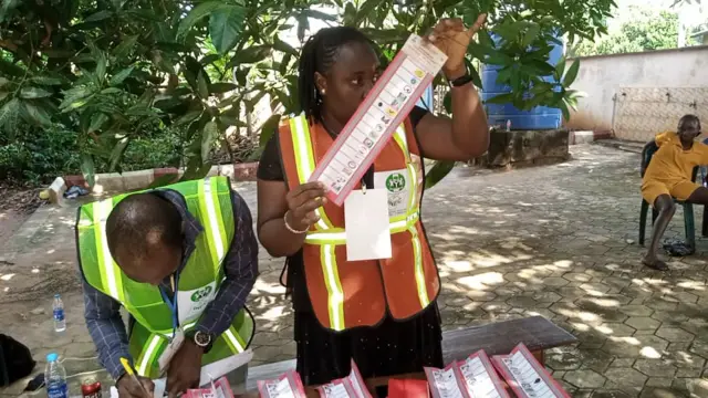 Onye ọrụ Inec na-egosi ọhanaeze mpụtara ntuliaka n'ogige polling unit