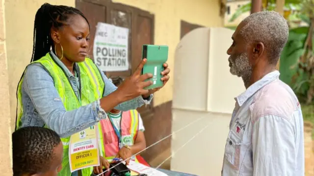 Inec officials dey accredit old voter