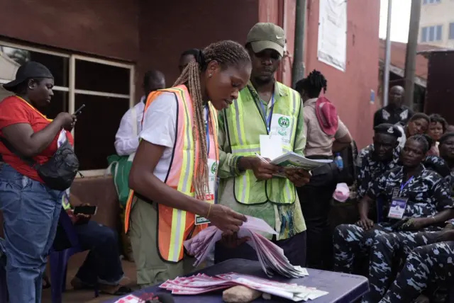 Pictures from Anambra wia vote counting dey go on as voting end