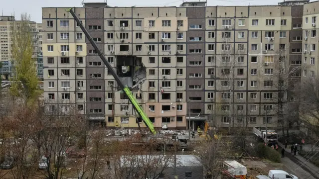 Многоэтажный панельный дом с дырой в стене сфотографирован с большего расстояния
