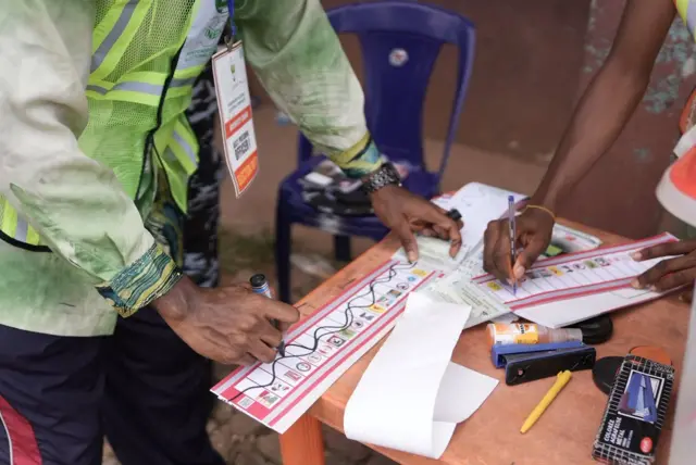 Foto as dem dey sort votes for one polling unit for Awka South