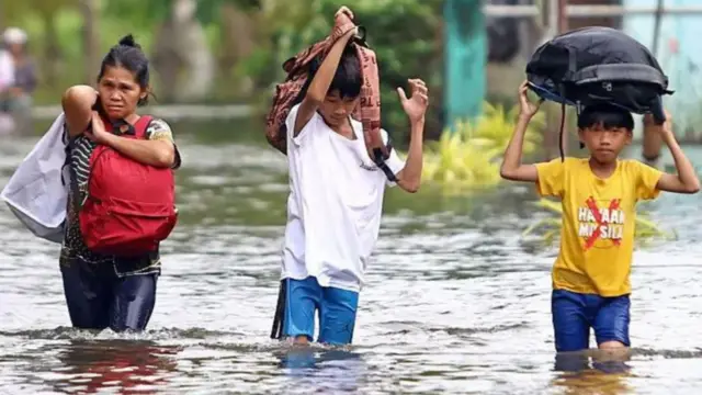 Ọtụtụ ezinụlọ dị na Remedios T Romualdez, n'agwaetiti Mindanao, so na ndị a kpọpụrụ ebe ha bi tupu ajọ ifufe ahụ abịa.