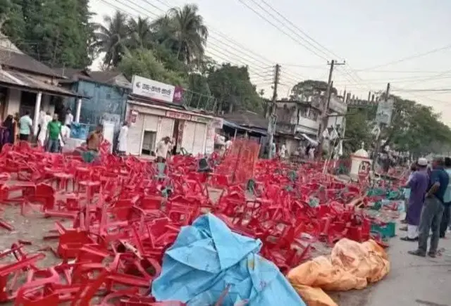 রাস্তার ওপর ভেঙে ফেলে রাখা অসংখ্য চেয়ার