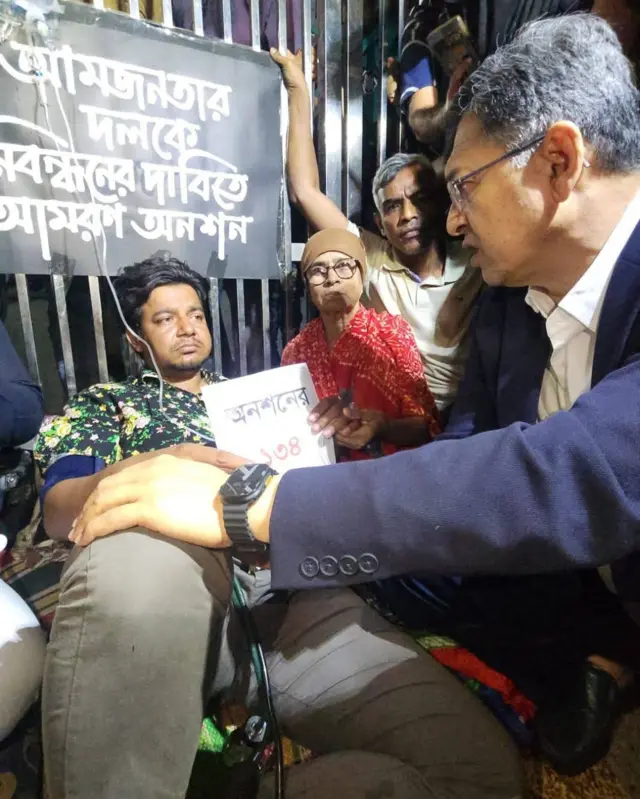 আমজমতার দলের তারেক রহমানের পাশে বসে আছেন বিএনপি নেতা সালাহউদ্দিনের আহমেদ