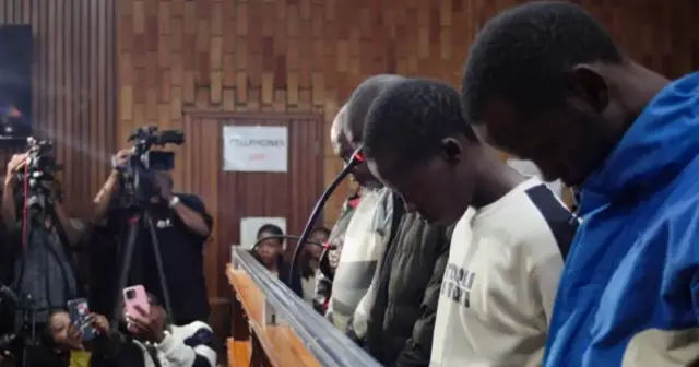 Четверо из задержанных в ЮАР — мужчины в возрасте от 21 до 27 лет, пятая — предположительно вербовавшая их радиоведущая и сопредседательница Ассоциации журналистов БРИКС