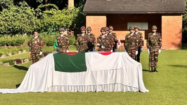 দেহাবশেষ উত্তোলনের পর গার্ড অব অনার দেওয়া হয়