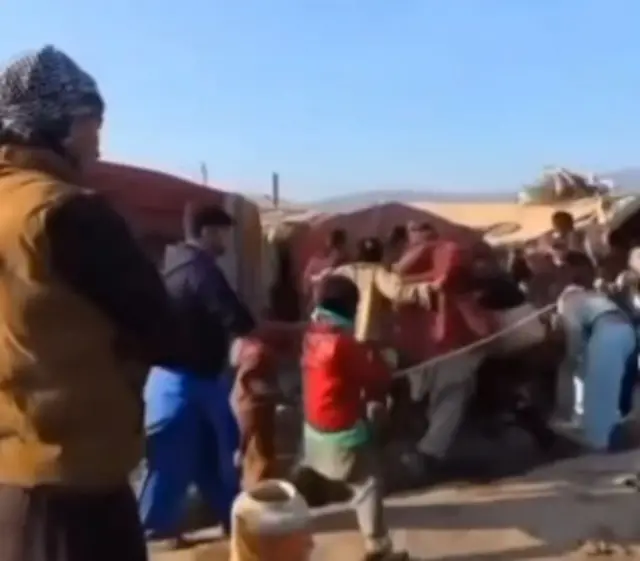 جھگیوں میں رہائش پزیر کچھ افراد اور چینی باشندوں کو آپس میں لڑتے ہوئے ویڈیو
