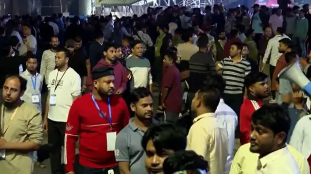 রাস্তা অবরোধ করে মোবাইল ফোন ব্যবসায়ীদের বিক্ষোভ