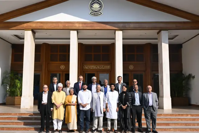 মাহফুজ আলম ও আসিফ মাহমুদকে নিয়ে উপদেষ্টা পরিষদেরে ফটোসেশন