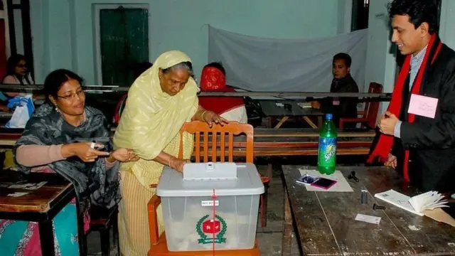 তফসিল অনুযায়ী আগামী ১২ই ফেব্রুয়ারি জাতীয় সংসদ নির্বাচন অনুষ্ঠিত হবে