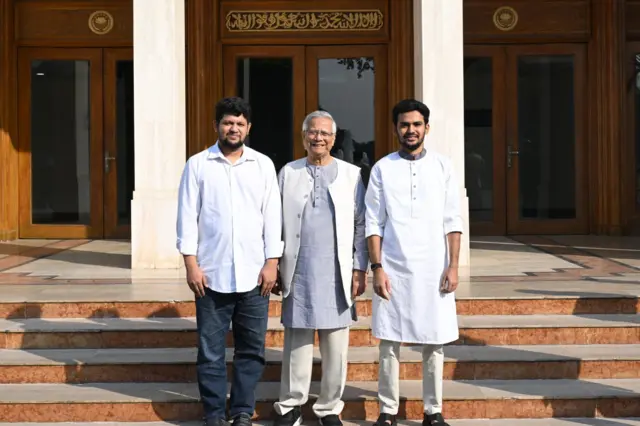 মাহফুজ আলম ও আসিফ মাহমুদকে নিয়ে ছবি তোলেন প্রধান উপদেষ্টা মুহাম্মদ ইউনূস