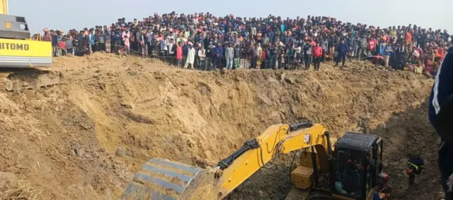 রাজশাহীতে গর্তে পড়া শিশুকে উদ্ধার করে হাসপাতালে পাঠানো হয়েছে
