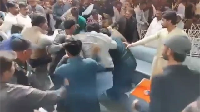 سندھ میں صوبائی وزیر کی کھلی کچہری کے دوران معمر شہری پر تشدد، تین افراد گرفتار
