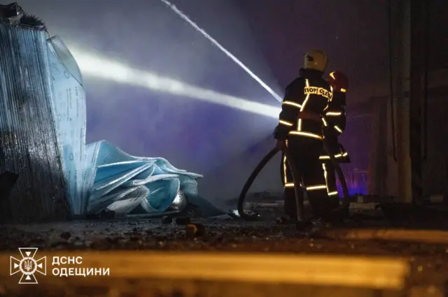 пожарные ликвидируют возгорание из-за попадания дрона
