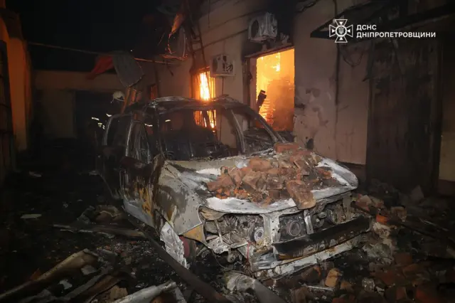 сгоревшее авто и горящий дом