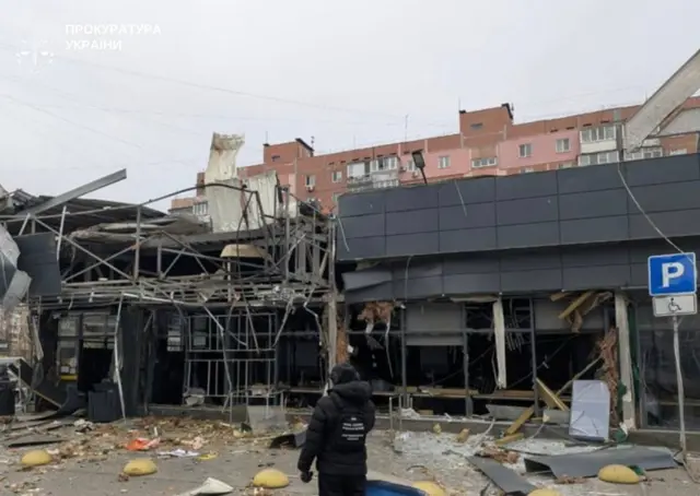 Фасад одного из поврежденных зданий в Запорожье