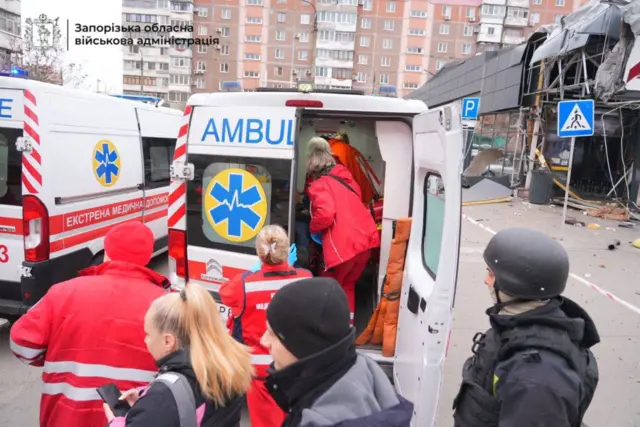 Машина скорой помощи на месте удара