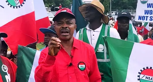 Joe Ajaero bụ onyeisi otu jikọtara ndị ọrụ na-agba ndị ntaakụkọ okwu dịka oyi uwe na-acha mmemme, dịka ndị otu ya ji ọkọlọta ha kwụrụ ya n'azụ.