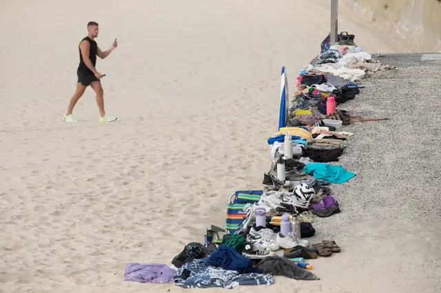 لباس‌ها و دارایی‌های مردمی که وحشت زده از تیراندازی فرار کرده‌اند در ساحل بوندای گردآوری شده است