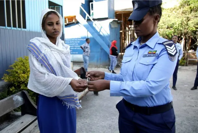 Poolsiin dubartii qabeenyi jala ahatame yeroo deebistuuf