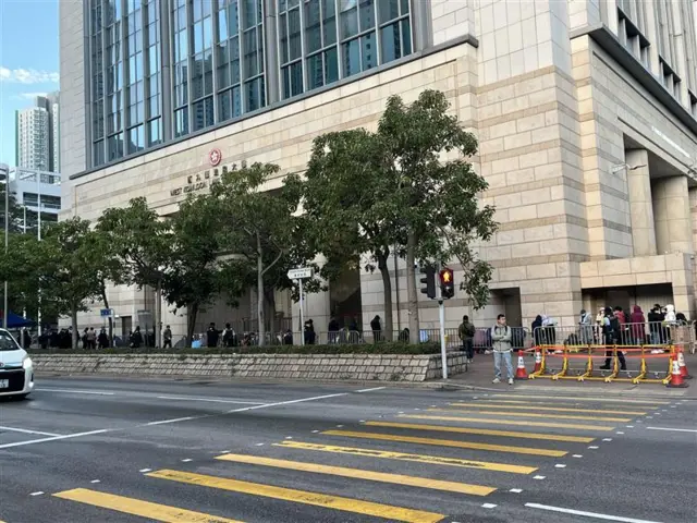 多名巿民在法庭外排隊聽審。