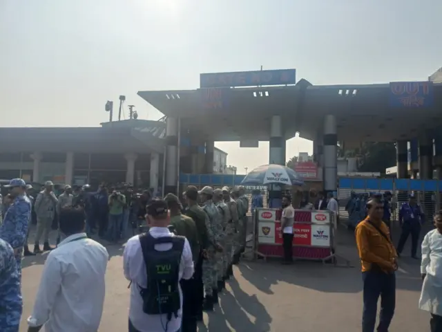 দুপুরে শরিফ ওসমান হাদিকে এভারকেয়ার হাসপাতাল থেকে নিয়ে যাওয়া হয় বিমানবন্দরে