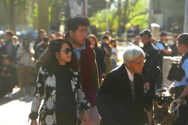黎智英妻子李韻琴與兒子黎順恩及天主教香港教區前主教陳日君現身法庭