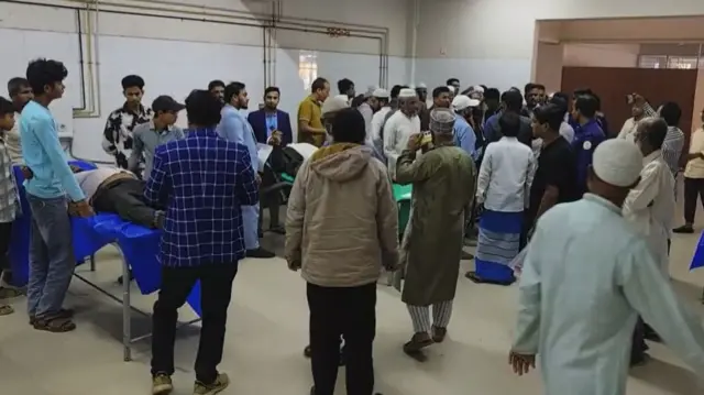 চরফ্যাশন উপজেলা স্বাস্থ্য কমপ্লেক্সে চিকিৎসা দেওয়া হয়