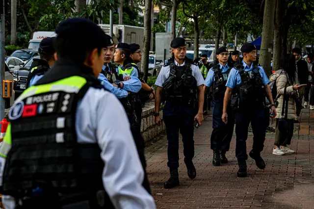 2025年12月15日，多名警員在法院大樓外戒備。