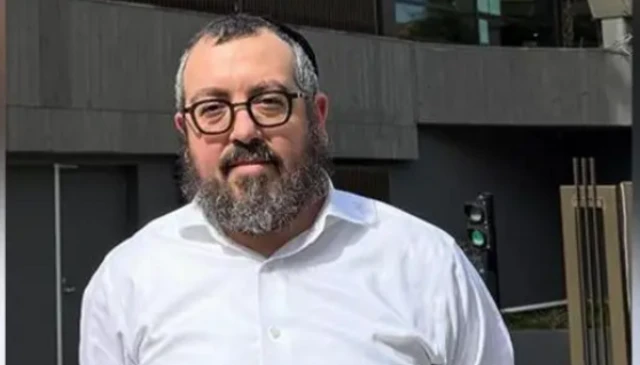 خاخام الی شلانگر متولد بریتانیا و ۴۱ ساله بود