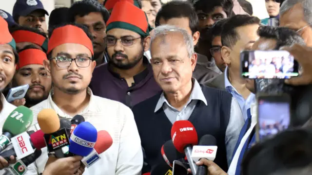 সচিবালয়ে ব্রিফিংয়ে কথা বলেন সাদিক কায়েম