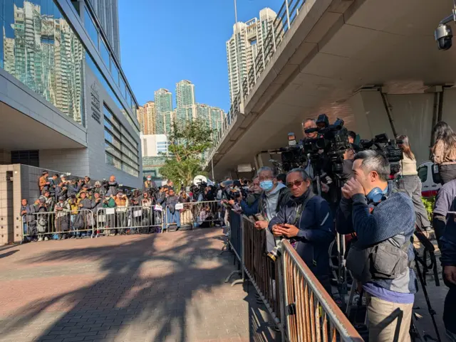 逾百記者在場採訪