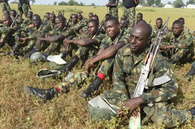 Sojojin Najeriya riƙe da bindigogi a lokacin atisaye.