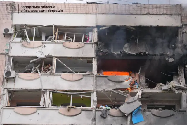 По данным властей, под удар попали два здания, начался пожар