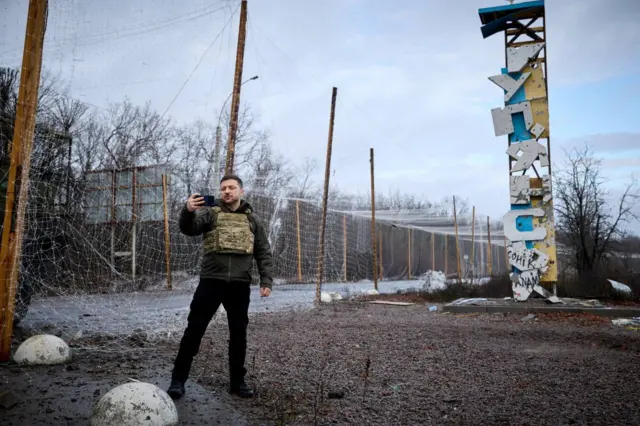 Владимир Зеленский записывал видео около въезда в Купянск