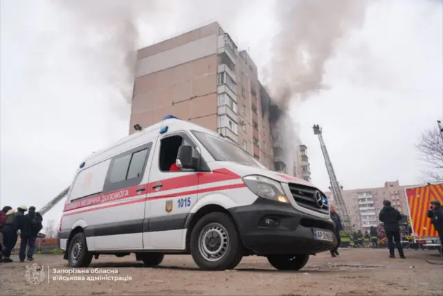 Машина скорой помощи около пострадавшего дома в Запорожье
