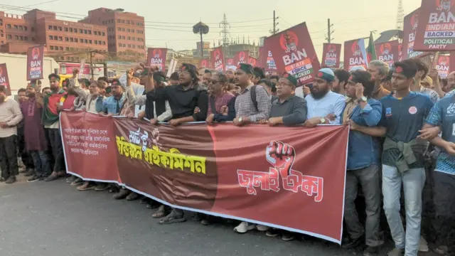 ব্যানার ও প্ল্যাকার্ড হাতে বিক্ষোভকারীদের অবস্থান