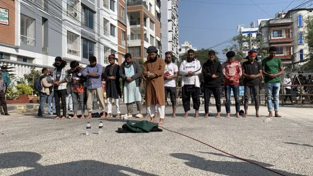 ব্যারিকেডের সামনেই নামাজ আদায় করেন মিছিলকারীরা